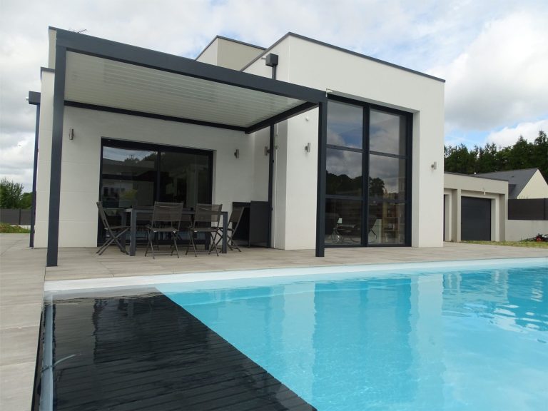 Maison moderne avec piscine, terrasse couverte et grandes fenêtres.
